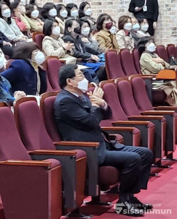 주낙영 시장이 노인맞춤돌봄서비스 교육에 참가해 지도교사의 율동을 따라하는 모습. 사진/김대섭 기자