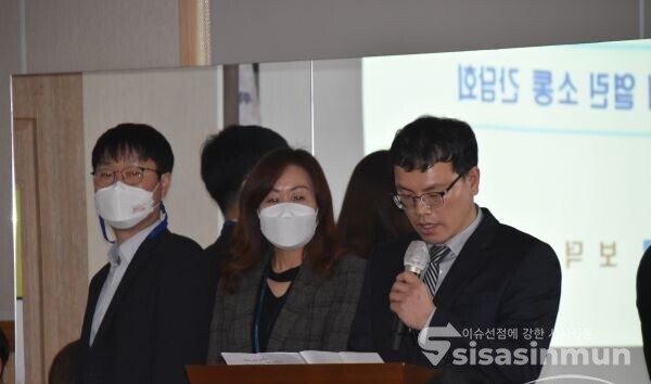 보덕동 이석훈 동장(사진우측)이 주민들에게 보덕동 중점사업에 대해 설명하는 모습. 사진/김대섭 기자