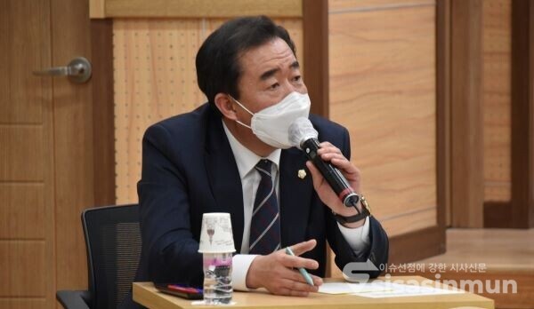 보덕동 지역구인 임활 시의원(국민의힘)이 주민들을 대신해 주시장에게 건의 하는 모습이 사뭇 진지하다. 사진/김대섭 기자