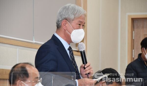 경주시 문화관광국 오영신 국장이 현장에서 주민들이 건의한 민원에 대해 즉석에서 답해 주고 있는 모습. 사진/김대섭 기자