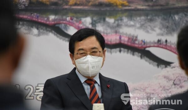 보덕동행정복지센터 '열린소통 간담회'에 참석한 주민들을 바라보고 있다. 사진/김대섭 기자
