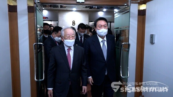 국민의힘 윤석열 대선 후보가 9일 오후 서울 마포구 한국경영자총협회에서 열린 윤석열 대선 후보 초청 경총 간담회를 마치고 손경식 경총회장과 자리를 이동하고 있다. 사진 / 이강산 기자