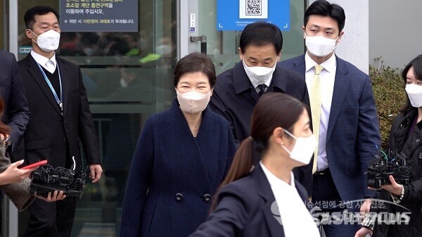 박근혜 전 대통령이 24일 오전 서울 강남구 삼성서울병원에서 퇴원하며 환하게 웃고 있다. 박 전 대통령의 바로 뒷편에서 고개를 숙이고 있는 유영하 변호사. 사진 / 김기범 기자