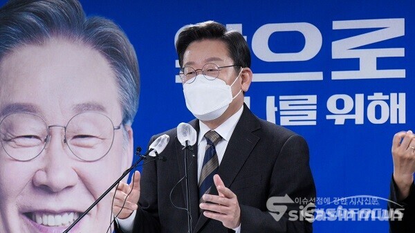 더불어민주당 이재명 대선 후보가 21일 오전 서울 여의도 더불어민주당 중앙당사에서 코로나 피해 극복과 대응방안 관련 기자회견을 하고 있다. 사진 / 김기범 기자