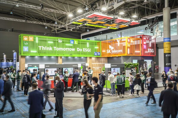 SK텔레콤은 올해 초 스페인 바르셀로나에서 열린 MWC22의 부대행사 4YFN(4 Years from Now)에서 “Think Tomorrow, Do ESG!”를 슬로건으로 ESG를 추구하는 다양한 스타트업의 혁신 아이디어와 기술을 전 세계에 선보였다. ⓒSK텔레콤
