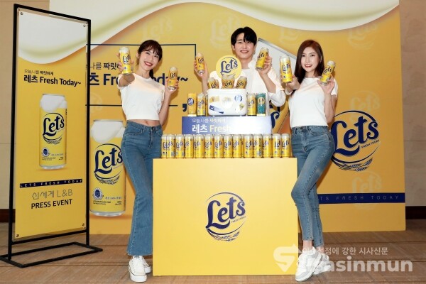 모델들이 신제품을 선보이고 있다. [사진 /오훈 기자]