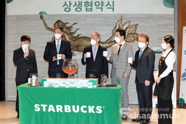 권칠승 장관을 비롯해 상생협약을 체결한 관계자들이 기념촬영을 하고 있다. [사진 / 오훈 기자]
