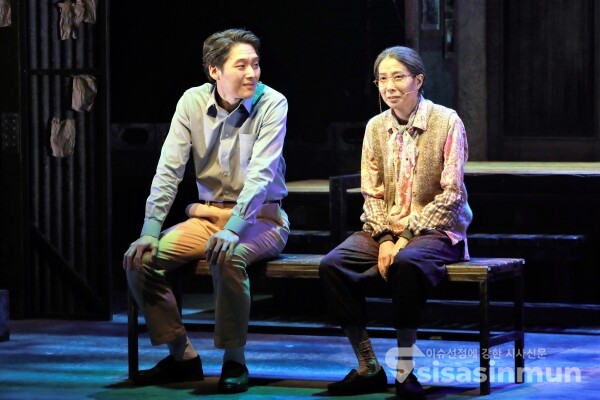 배우 김도빈과 방진의가 시연하고 있다. [사진 /오훈 기자]