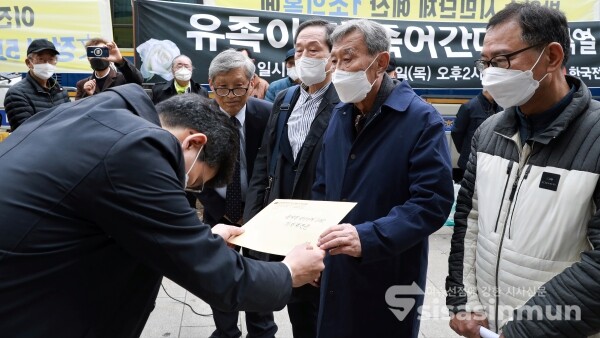 한국전쟁전후민간인피학살자전국유족회 회원들이 기자회견을 하고 있다. [사진 /오훈 기자]