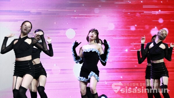 권은비가 신곡무대를 선보이고 있다. [사진 /오훈 기자]