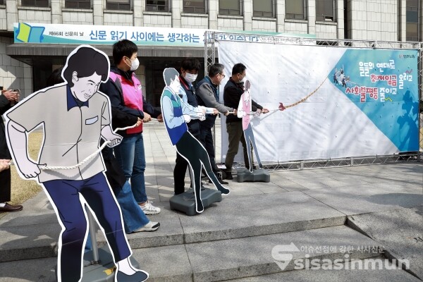 민주노총 최저임금 노동자위원 및 가맹산하 대표자들이 퍼포먼스를 하고 있다. [사진 /오훈 기자]