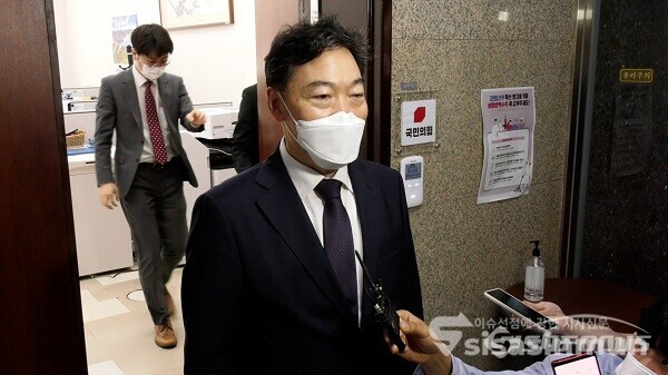 24일 김오수 검찰총장이 국민의힘 이준석 대표와 접견을 마치고 취재진들과 질의응답하고 있다. 사진 / 권민구 기자