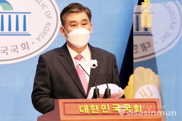 최승재 의원이 기자회견을 하고 있다. [사진 /오훈 기자]