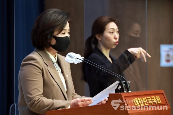 이수진 원내대변인이 기자회견을 하고 있다. [사진 /오훈 기자]