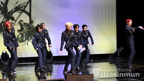 그룹 이펙스가 신곡무대를 선보이고 있다. [사진 /오훈 기자]