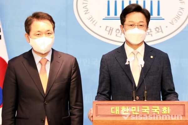 강병원 의원과 성일종 의원이 기자회견을 하고 있다. [사진 /오훈 기자]