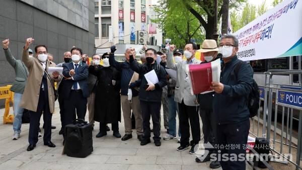 월남참전유공자연합회 회원들이 기자회견을 하고 있다. [사진 /오훈 기자]