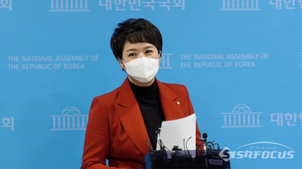 국민의힘 경기도지사 김은혜 후보가 21일 오후 서울 여의도 국회 소통관에서 기자간담회를 갖고 있다. 사진 / 권민구 기자