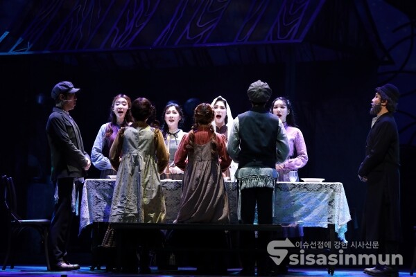 서울시뮤지컬단 '지붕위의 바이올린' 출연진들이 열연을 펼치고 있다.[사진 / 오훈 기자]