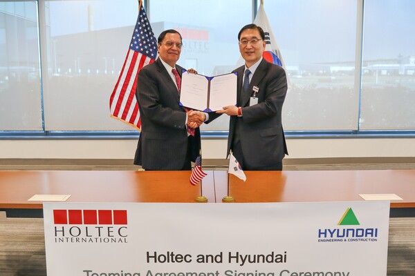 지난 3월 윤영준 현대건설 대표(사진 우), 크리스 싱 홀텍 크리스 싱 CEO가 사업 협력 계약(Teaming Agreement)체결 후 기념촬영을 하고 있다. ⓒ현대건설