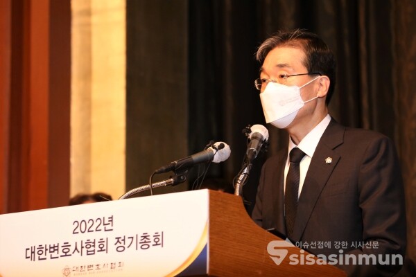 이종엽 대한변호사협회 회장을 비롯해 대한변협 소속 변호사들이 성명을 발표하고 있다. [사진 / 오훈 기자]