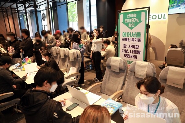 시민들이 에어서울 국제선 리오프닝 페스티벌에 참여하기 위해 길게 줄을 서고 있다. [사진 /오훈 기자]