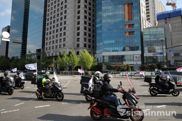 배달플랫폼지부 배달노동자들이 오토바이 행진을 하고 있다. [사진 / 오훈 기자]