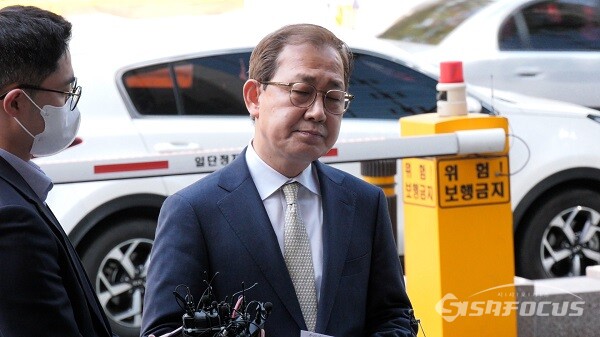 김인철 사회부총리 겸 교육부 장관 후보자가 3일 오전 서울 영등포구 한국교육시설안전원 앞에서 기자회견을 열고 "저는 오늘부로 부총리겸 교육부 장관 후보직을 사퇴한다"고 밝혔다. 사진 / 김기범 기자