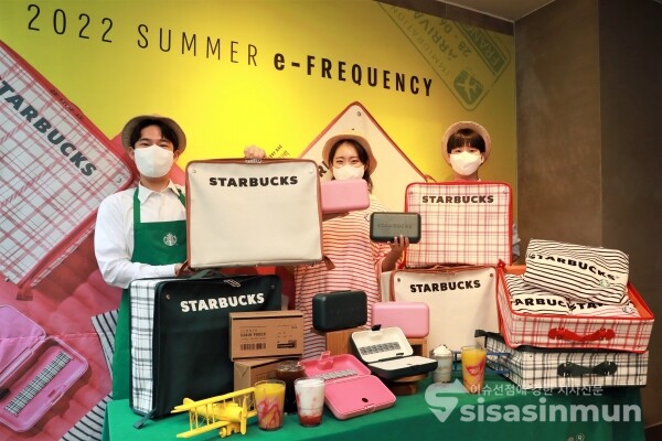 모델들이 제품을 들고 포즈를 취하고 있다. [사진 /오훈 기자]