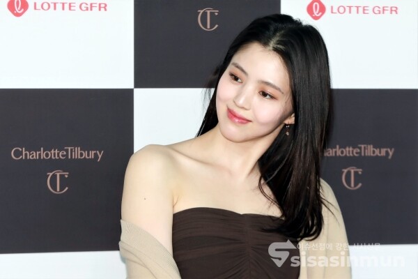 배우 한소희가 포즈를 취하고 있다. [사진 /오훈 기자]