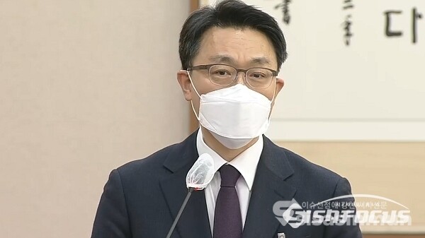 김진욱 초대 고위공직자범죄수사처(공수처) 처장 후보자가 19일 인사청문회에서 의원들의 질문에 답하고 있다. 사진 / 시사신문DB