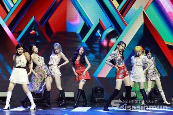 클라씨(원지민, 김선유, 명형서, 홍혜주, 김리원, 박보은, 윤채원)가 신곡무대를 선보이고 있다. [사진 /오훈 기자]