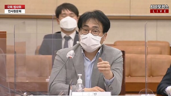 김경율 회계사가 9일 한동훈 법무부 장관 후보자 인사청문회에서 증인으로 참석하여 더불어민주당을 향해 '민주당은 사건이 나면 먼저 은폐하려 들고, 그 은폐가 실패하면 조작을 하려 드는 습성이 있다'고 주장하며 강하게 꾸짖었다. 사진 / 시사포커스TV
