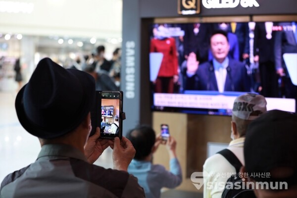 한 시민이 윤석열 대통령 취임식을 동영상으로 담고 있다. [사진 / 오훈 기자]