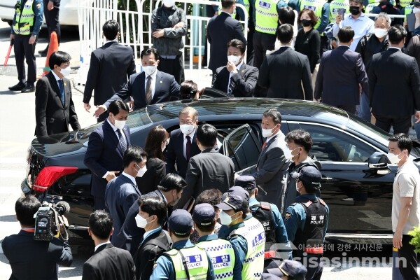 문재인 전 대통령과 김정숙 여사가 서울역에 도착하고 있다.