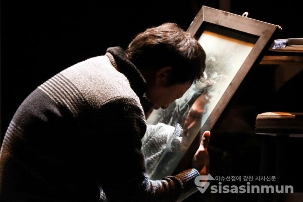 연극 '돌아온다' 강성진이 열연을 펼치고 있다. [사진 / 오훈 기자]