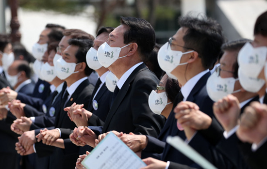 윤석열 대통령이 18일 광주 북구 국립5·18민주묘지에서 열린 광주 5·18 민주화운동 제42주년 기념식에서 임을 위한 행진곡을 제창하고 있다. 사진 / ⓒ뉴시스