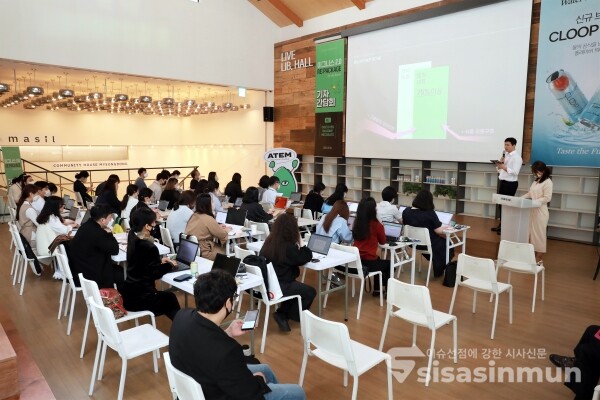 박찬호 이그니스 대표가 국내 최초 개폐형 캔 워터를 설명하고 있다. [사진 / 오훈 기자]