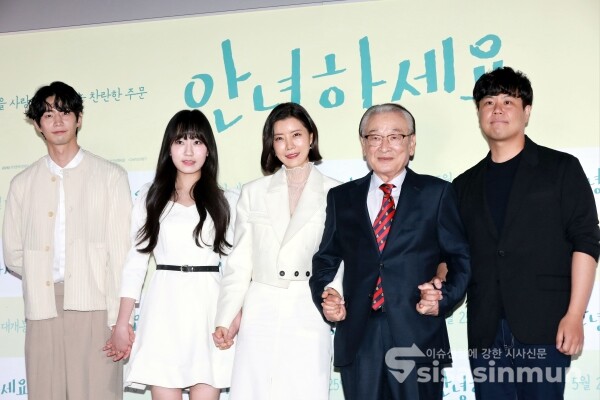 배우 송재림, 김환희, 유선, 이순재, 차봉주 감독이 포토타임을 가지고 있다. [사진 / 오훈 기자]