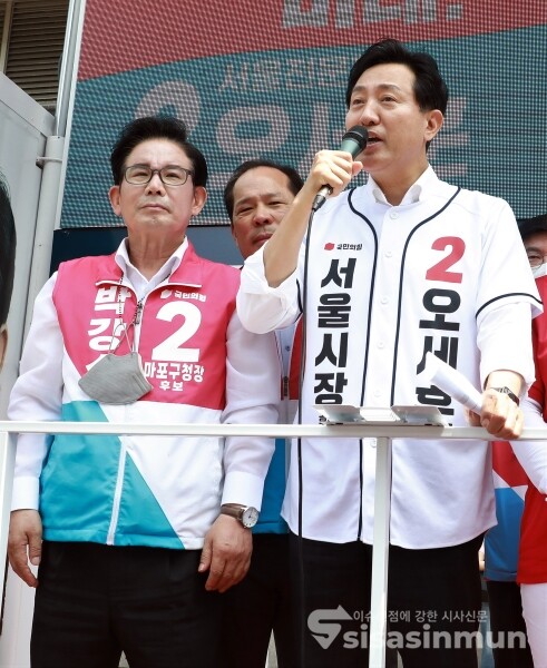 오세훈 서울시장 후보와 박강수 마포구청장 후보가 시민들에게 지지를 호소하고 있다. [사진 /오훈 기자]