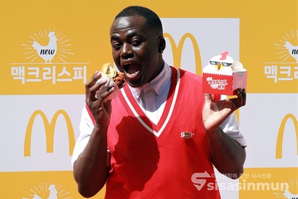 방송인 조나단이 포즈를 취하고 있다. [사진 / 오훈 기자]