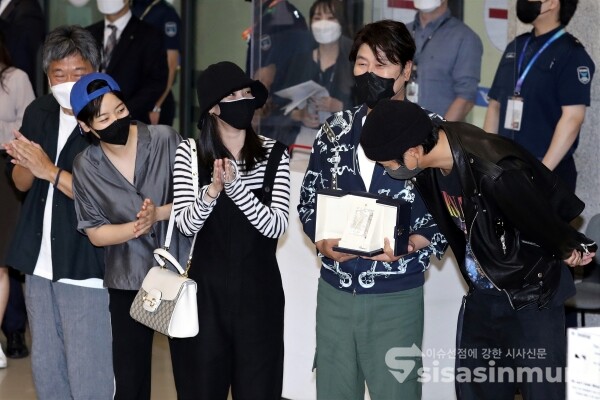 고레에다 히로카즈 감독을 비롯해 배우 이주영, 이지은(아이유), 송강호, 강동원이 팬과 취재진들에게 인사를 하고 있다.