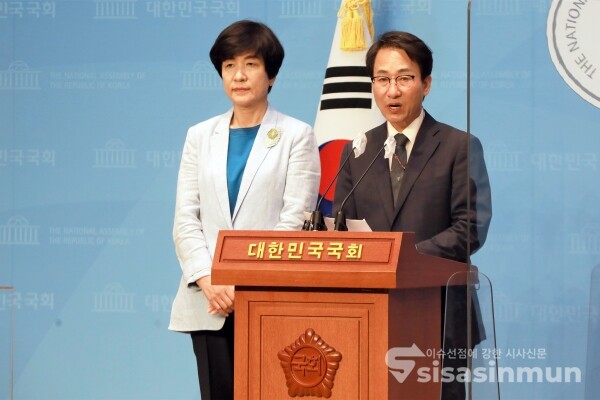 이원욱 의원과 김영주 의원이 기자회견을 하고 있다. [사진 /오훈 기자]