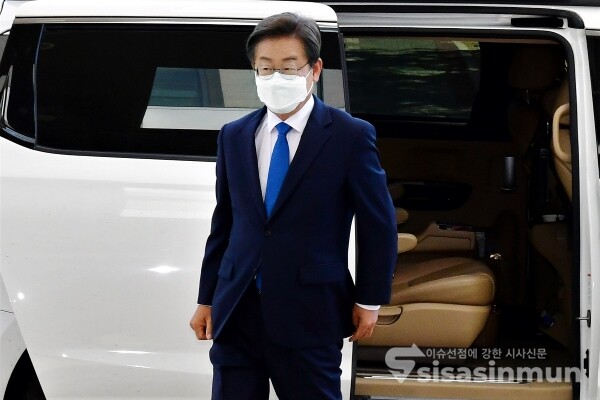 이재명 더불어민주당 의원이 첫 출근을 하고 있다.