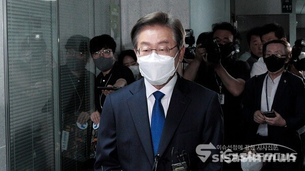 더불어민주당 이재명 의원이 7일 서울 여의도 국회 의원회관 818호 앞에서 첫 등원하며 취재진의 질문에 답하고 있다. 사진 / 김기범 기자