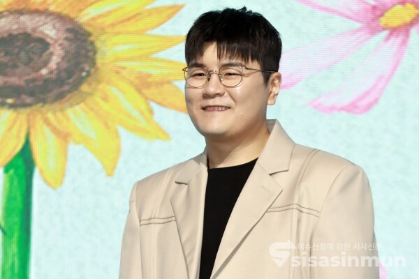 신용재가 포토타임을 갖고 있다.