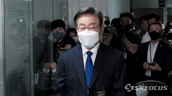 더불어민주당 이재명 의원이 7일 서울 여의도 국회 의원회관 818호 앞에서 첫 등원하며 취재진의 질문에 답하고 있다. 사진 / 김기범 기자