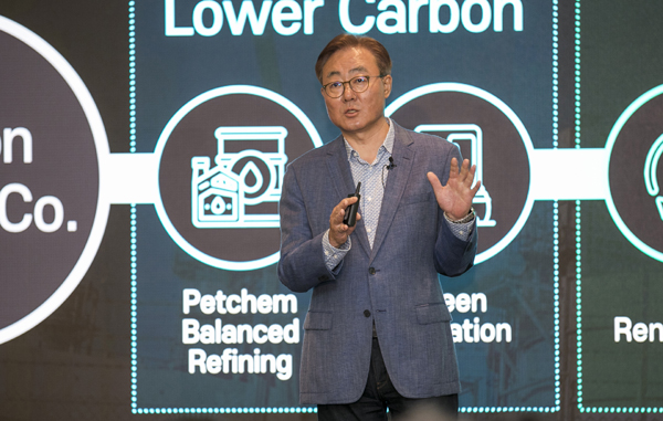 SK이노베이션 김준 부회장이 최근 미국 캘리포니아주 새너제이에서 열린 'SK이노베이션 글로벌 포럼' 기조연설에서 SK이노베이션의 친환경 비즈니스 포트폴리오 구축 방향과 비즈니스 모델 혁신 의지를 소개하고 있다 / ⓒSK이노베이션