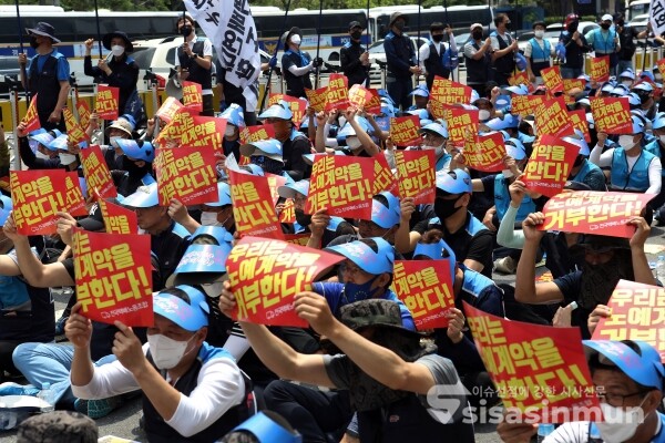 전국택배노동조합 우체국본부가 결의대회를 하고 있다. [사진 /오훈 기자]