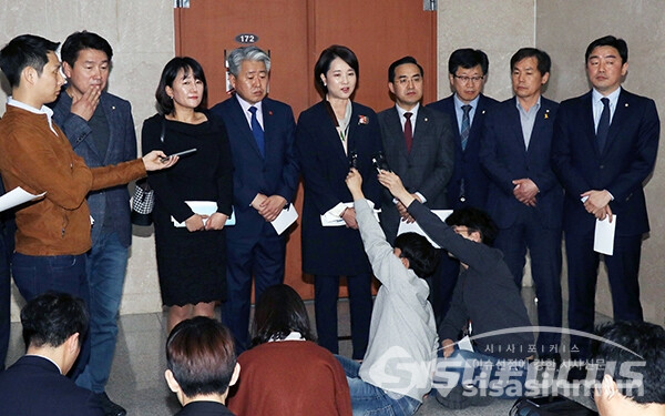 [사진 / 오훈 기자] 더불어민주당 정책의견ㆍ정치행동그룹인 '더좋은미래' 소속 국회의원이 17일 국회 정론관에서 중앙선거관리위원회의 해석에 대한 입장을 밝히고 있다.